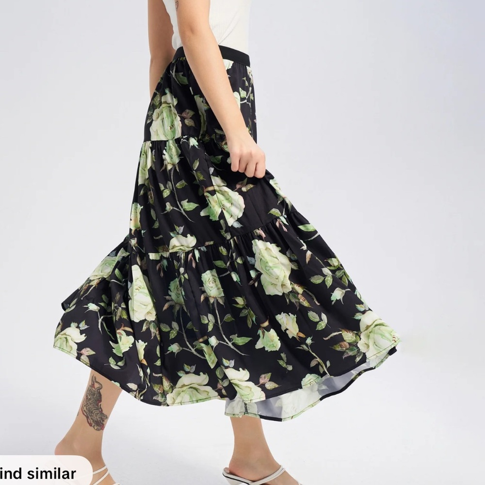 Elegant Floral A-Line Skirt in Black and Cream - Picture 2 of 3